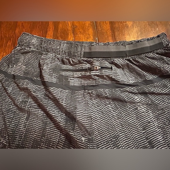 Men’s Medium Lululemon Lightweight Athletic Shorts Black Grey - Picture 3 of 6